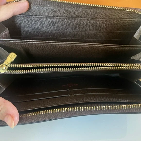 Louis Vuitton Zippy Wallet - Picture 9 of 11